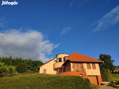 Szekszárdon a Puttonyos utcában családi ház panorámával, kedvező rezsi