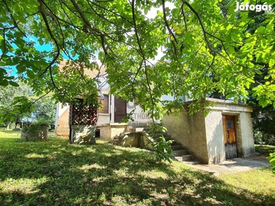 A Balatonhoz közel, panorámás hétvégi ház eladó.