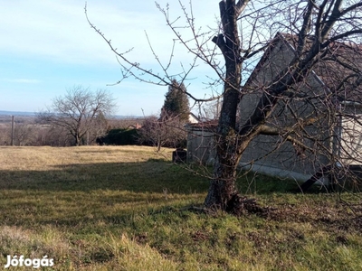 Eladó panorámás telek présházzal