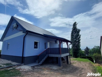 Velencei-tóra panorámás, teljesen felújított családi ház két garázzsal