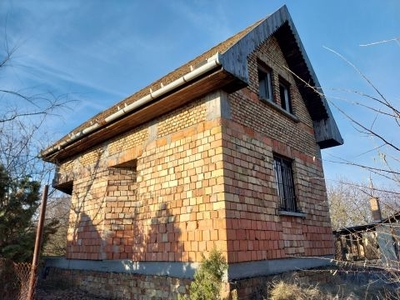 Eladó Ház, Pest megye Monor Monoron a Strázsahegyen eladó felújítandó TÉGLA falazatú, két szintes ház beton alappal