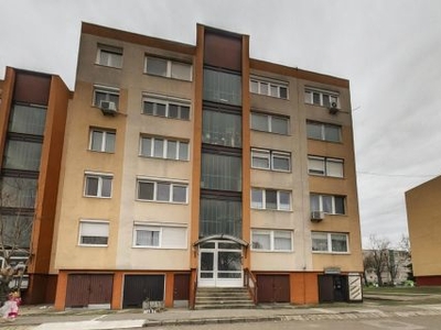 Eladó Lakás, Bács-Kiskun megye Kecskemét Kétszobás erkélyes lakás eladó a Széchenyivárosban