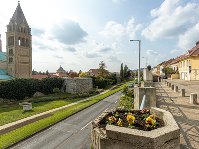 Pécs történelmi belvárosában, a Bazilika közvetlen szomszédságában 200nmes felújított lakás kiadó