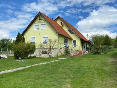 Eladó családi ház - Pécsely, Veszprém megye
