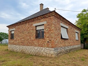 Eladó Ház, Győr-Moson-Sopron megye Győrújbarát BEFEJEZENDŐ HÁZ, NAGY TELEKKEL, KIVÁLÓ ELRENDEZÉSSEL