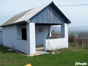 Tökön telek, kis házzal, mesés panorámával eladó