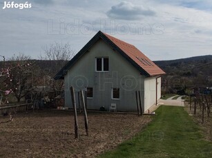 Eladó nyaraló-gyümölcsös Balatonalmádiban, hároméves