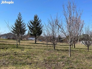 Győrságon 750 m2-es összközműves építési telek eladó!