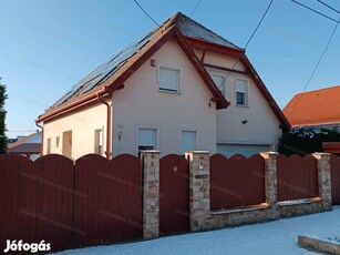 Vecsés csendes utcájában eladó 3 szintes, 6 szobás családi ház