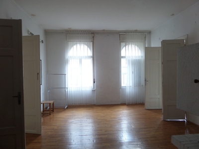 Pécs belvárosában, Király utca közelében, 117 nm-es, földszinti, 4 szobás lakás eladó