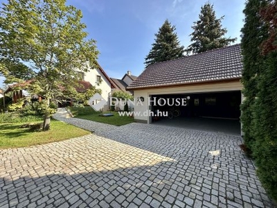 Eladó Ház, Bács-Kiskun megye, Tiszakécske - Tisza mellet gyönyörű 175 m2-es családi ház dupla garázzsal és pincével