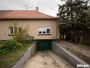 Dunakeszi, Hunyadi János utca, 80 m2-es, ikerház, 3 szobás,