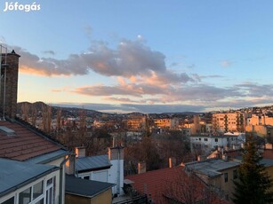 Felújított stúdiólakás panorámás terasszal a Feneketlen-tó mellett