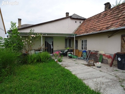 Erősen felújítandó vagy bontandó ház saroktelken Győr-Ménfőcsanakon