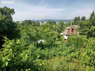 Balatonfűzfő kedvelt részén, csodálatos örök panorámával eladó ez a