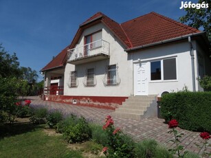 Balatonfűzfő, Kertvárosias utca, 158 m2-es, családi ház, 5 szobás