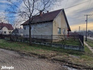 Eladó Abádszalók központjához közeli családi házat (idn240115)