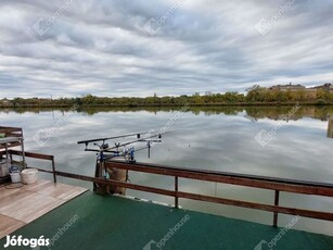 Gyönyörű panorámás kilátással a tóra nyaraló -stég eladó!