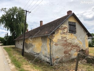 Kihasználatlan épület vállalkozó szellemű tulajdonosát keresi.