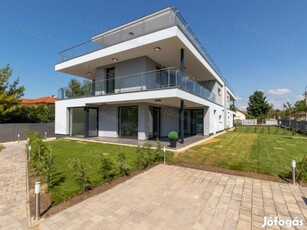 Luxus lakás privát stranddal a Balatonnál