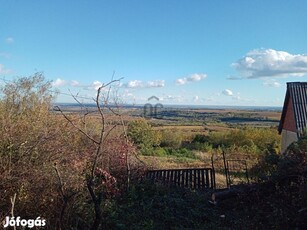 Sárhegyen panorámás telek