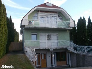 Siófok, Csendes utca, 168 m2-es, családi ház, 6 szobás, felújított /