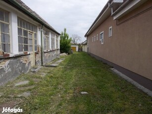 Székesfehérváron a belváros közeli lakóház eladó