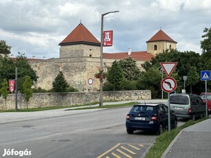 Várpalota történelmi belvárosában, háromszobás, második emeleti lakás