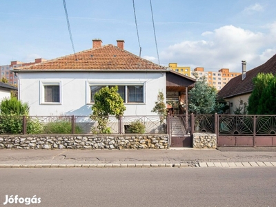 Diósgyőrben, 2 szintes jó állapotú családi ház remek környezetben