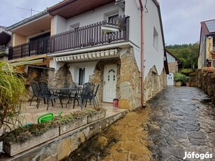 Vonyarvashegyen panorámás domoldali nyaraló eladó!