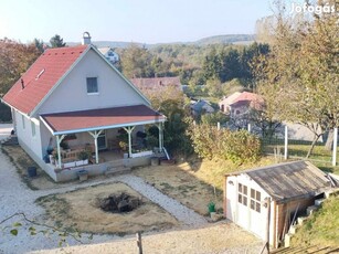 Herenden 96 nm-es, hangulatos családi ház, panorámás telken eladó.