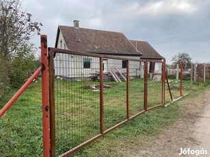 Kiskunhalas rendőrséghez közel 2 szoba + nappalis ikerház egyik fele!