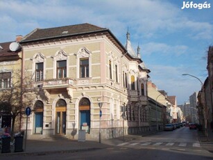 Szolnok belvárosában, patinás épület eladó