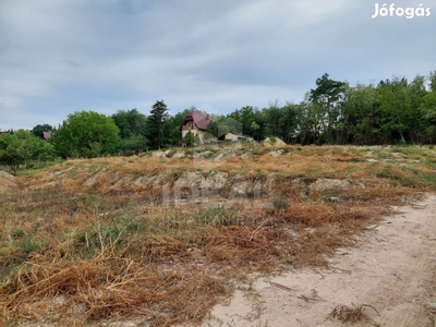 Győrtől, 13 km-re, Nyúlon, 805 nm-es, belterületi építési telek eladó.