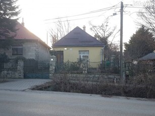 Családi ház egy garzonlakás áráért - Budapesttől 15 percre Sóskúton
