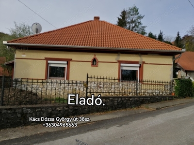 Családi ház nyaraló Kácson.