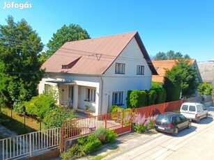 Balatonkenese - Családi ház egy kis sétára a szabadstrandtól!!!