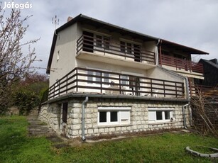 Balatonalmádiban panorámás ikerházfél eladó