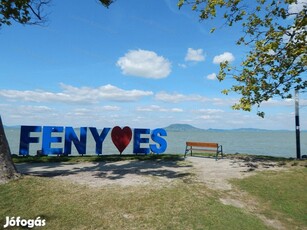 Balatonfenyvesen központjában vízközeli felújított nyaraló!