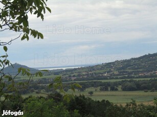 Eladó balatoni részpanorámás nyaraló a Csobánc hegyen!