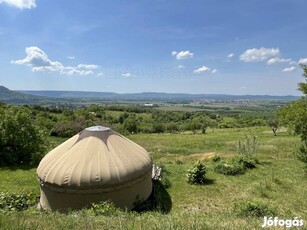 Eladó nyaraló/présház a Csobánc észak-nyugati oldalán!