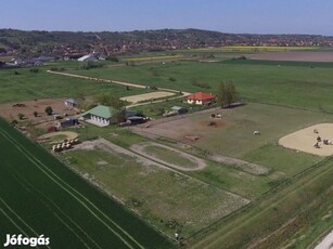 Győrújbaráton 5 ha területű lovarda családi házzal, istállókkal eladó