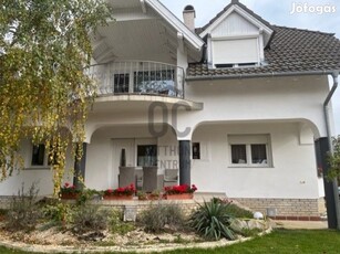 Összeköltöző családok figyelem! Két külön álló ház + egy apartman elad