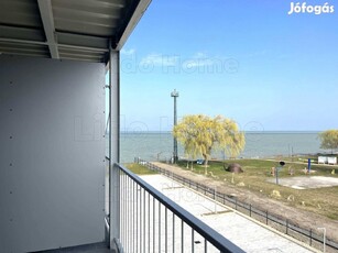 Vízparti, új építésű panorámás társasházi lakás Balatonmáriafürdőn!