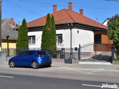 Balatonlellei eladó tégla családi ház