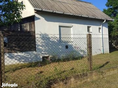 Kecskemét, Máriahegyben 1604m2-es telken, 36m2-es 1 szobás,