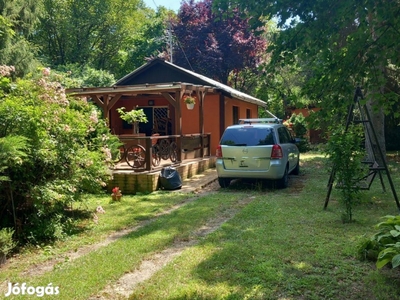 Verőcén eladó ház, erdő mellett, patak közelében