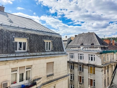 Eladó Lakás, Budapest 5 kerület PETŐFI SÁNDOR utcában 3 szobás, napos, UTCAI NÉZETŰ lakás!