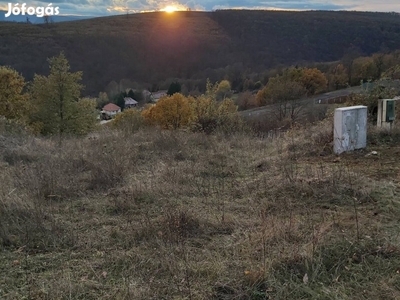 Eladó összközműves, örökpanorámás telek Szendehely