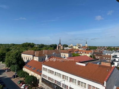 Eladó átlagos állapotú lakás - Szolnok